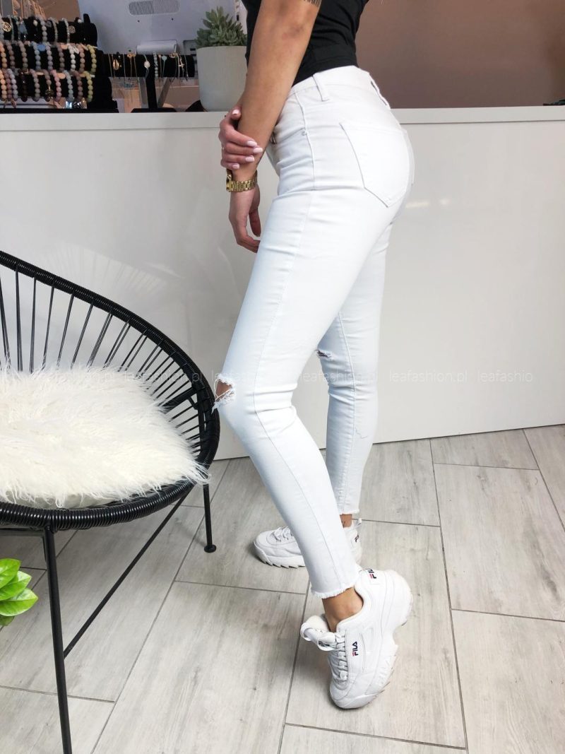 białe spodnie rurki